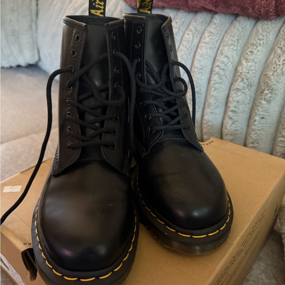 Dr. Martens Black Lace Up Boots with Air-Cushioned Soles - Picture 3 of 6